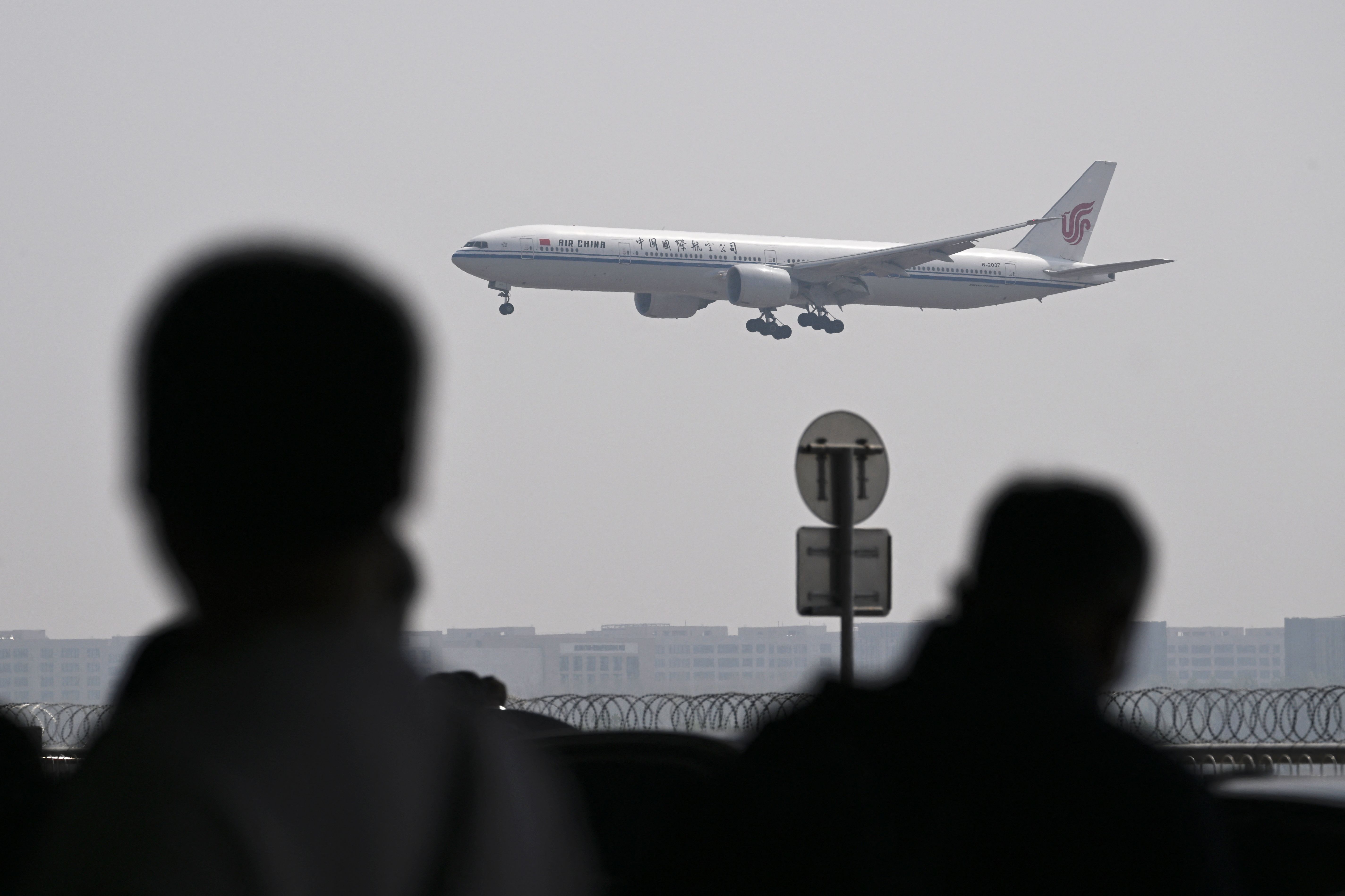 Un avión Boeing 777-300 de Air China aterriza en el Aeropuerto Internacional de Beijing el 10 de abril de 2025. Crédito obligatorio:Wang Zhao/AFP/Getty Images vía CNN Newsource