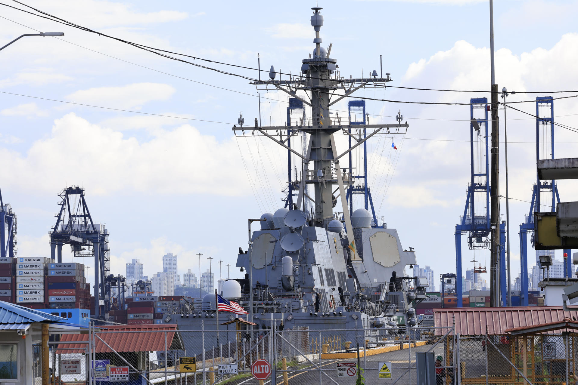 Vista general del destructor USS Stockdale (DDG-106) de la Marina de los Estados Unidos, atracado este domingo, 21 de septiembre, en el puerto de Balboa, en Ciudad de Panamá (Panamá). EFE/Bienvenido Velasco