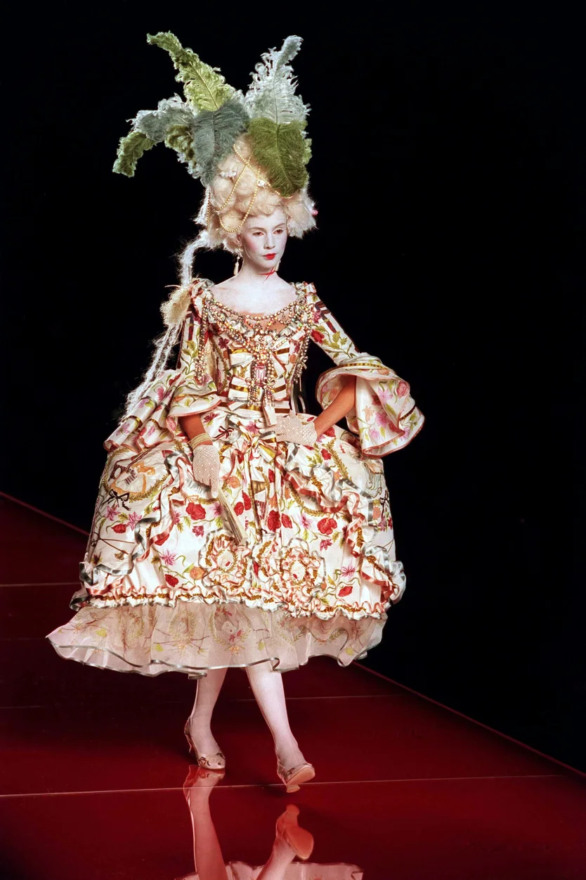 María Antonieta ha inspirado a innumerables diseñadores, entre ellos John Galliano. Galliano recreó la elegancia rococó francesa y el peinado recogido para su desfile de alta costura Otoño-Invierno 2000 en Dior. Daniel SIMON/Gamma-Rapho/Getty Images