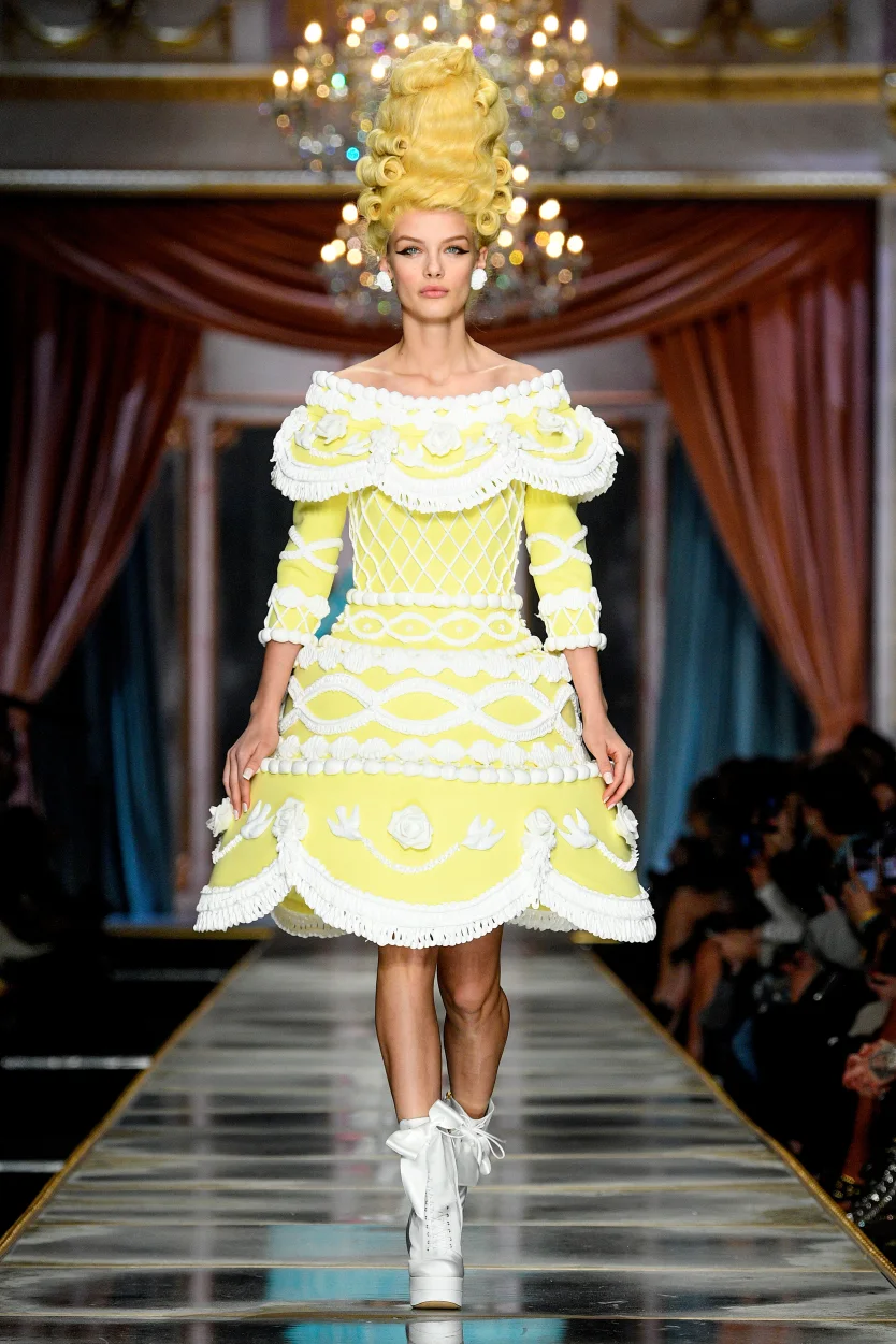 En referencia a la infame frase "que coman pastel", que fue atribuida erróneamente a Antoinette pero que rápidamente se convirtió en sinónimo de su imagen, Scott diseñó vestidos escarchados que se podían usar. Día Mundial del Agua/Penske Media/Getty Images