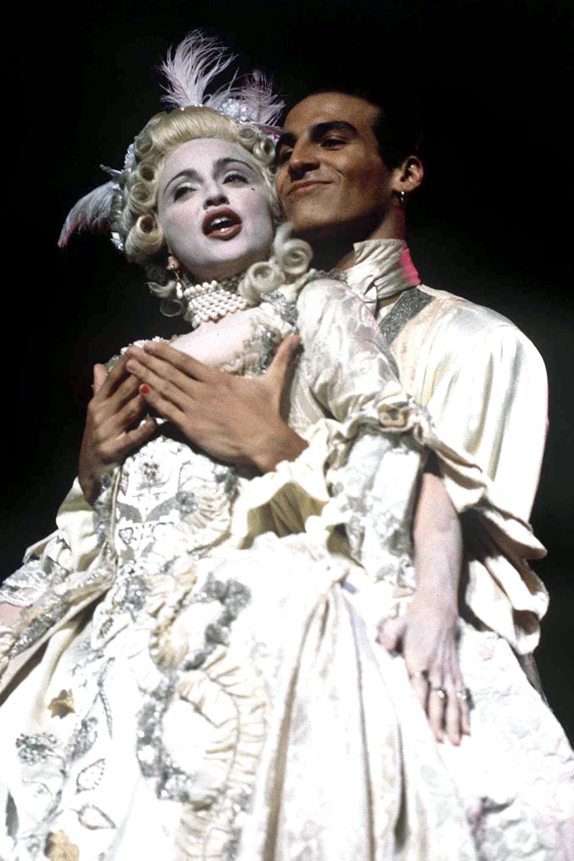 En los Premios MTV a los Videos Musicales de 1990, Madonna recreó el dormitorio barroco de Antoinette y bailó con sus fans al ritmo de "Vogue". Su disfraz dio origen a un cliché que estrellas del pop como Chappell Roan, Katy Perry, Camilla Cabello y las integrantes de Girls Aloud han seguido. Kypros/Archivo Hulton/Getty Images
