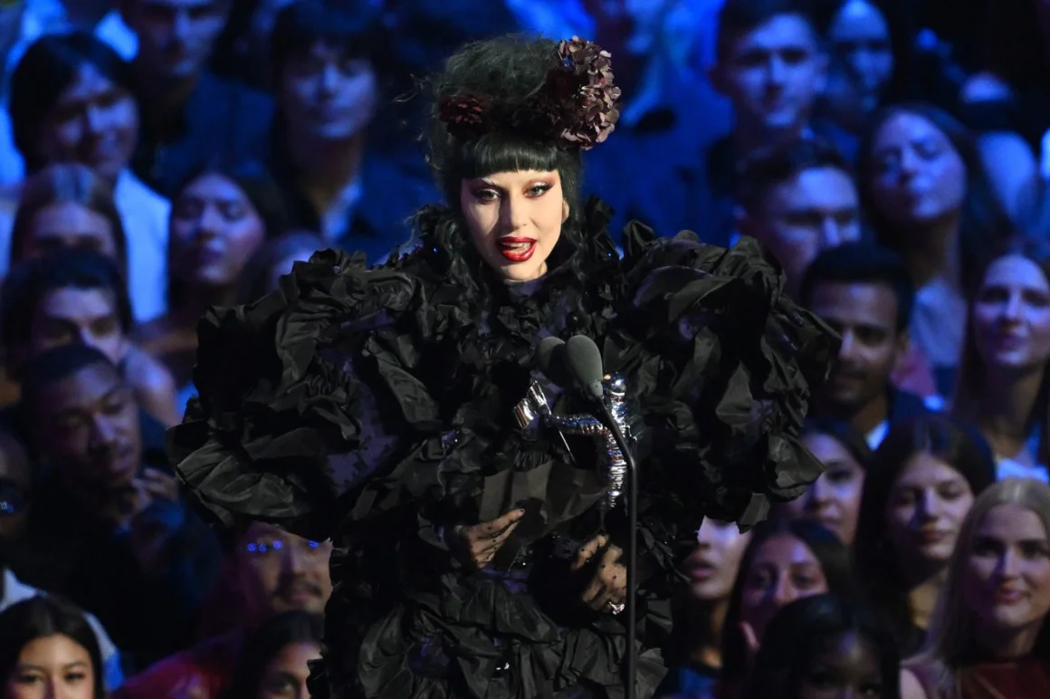 Lady Gaga recibe el premio a la Artista del Año en el escenario durante los MTV Video Music Awards. Ángela Weiss/AFP/Getty Images
