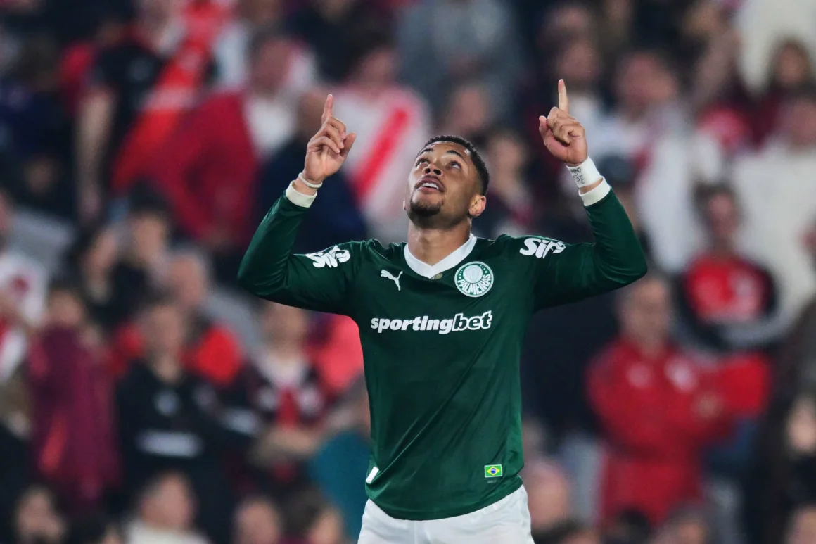 Vitor Roque, una de las figuras del Palmeiras, celebra tras marcar el 2-0 parcial en Buenos Aires. Marcelo Endelli/Getty Images