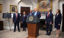 Trump vincula el autismo con el uso de paracetamol durante el embarazo, a pesar que evidencia apunte a que es seguro su consumo