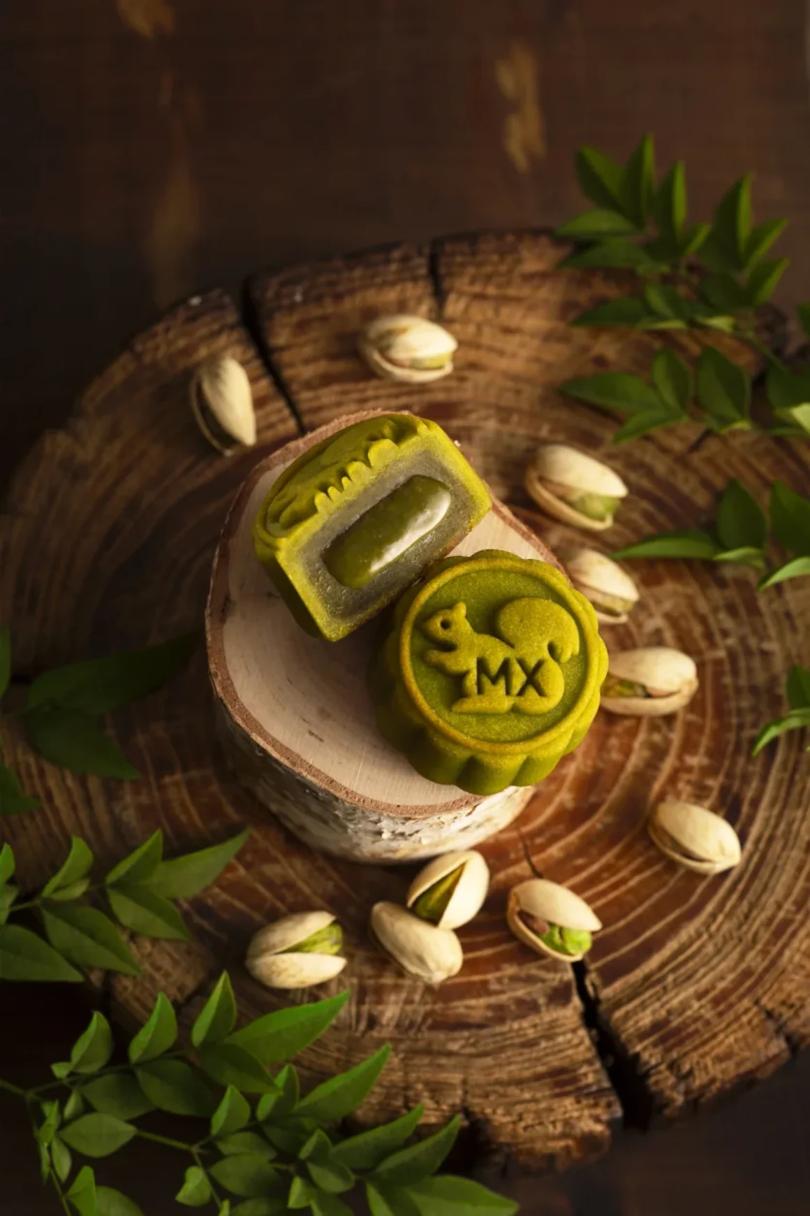 Maxims, una de las marcas de pasteles de luna más vendidas de Hong Kong, presentó este año un pastel de luna de pistacho fundido en su caja Tale of the Nuts, que también incluye un pastel de luna de caramelo, café y macadamia. Hong Kong MX Mooncakes