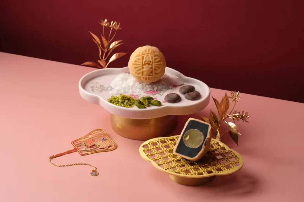 Este pastel de luna de chocolate con sal marina y praliné de kunafa de pistacho le da un toque único a la tendencia. Singapore Marriott Tang Plaza Hotel