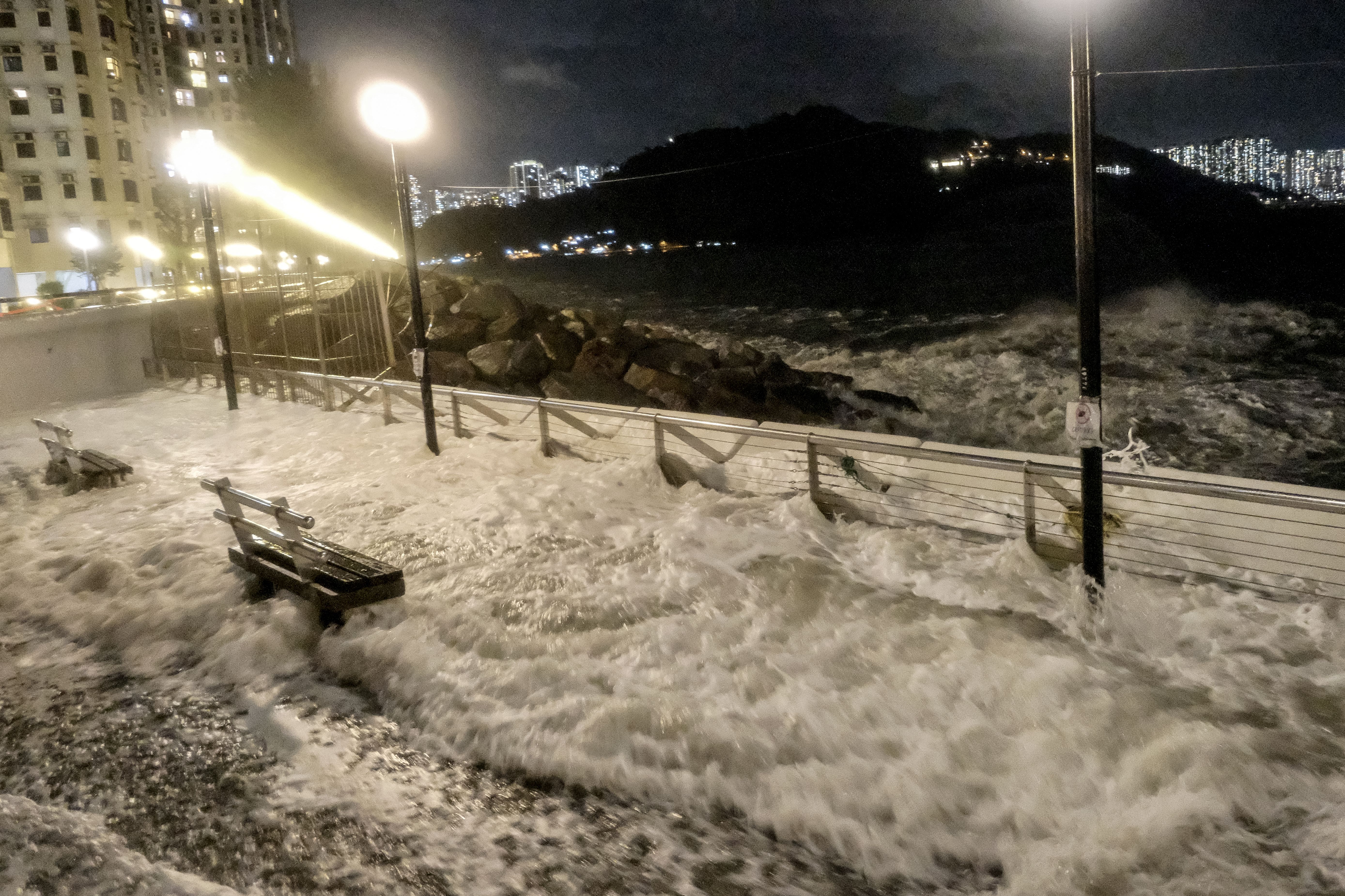 Las olas chocan contra el distrito residencial de Heng Fa Chuen mientras el súper tifón Ragasa se acerca a Hong Kong el 23 de septiembre. Tommy Wang/AFP/Getty Images vía CNN Newsource