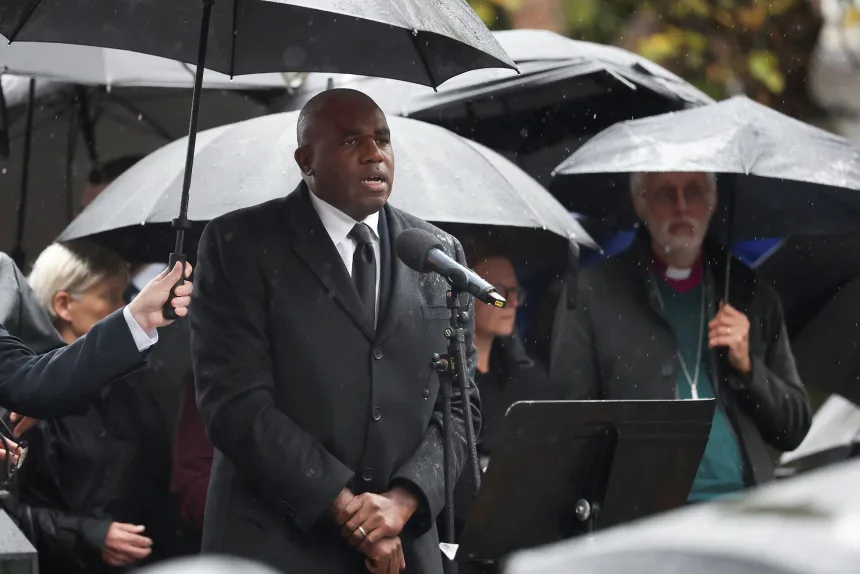 El viceprimer ministro británico, David Lammy, habla durante una vigilia en Manchester, Gran Bretaña, el viernes. Hannah McKay/Reuters