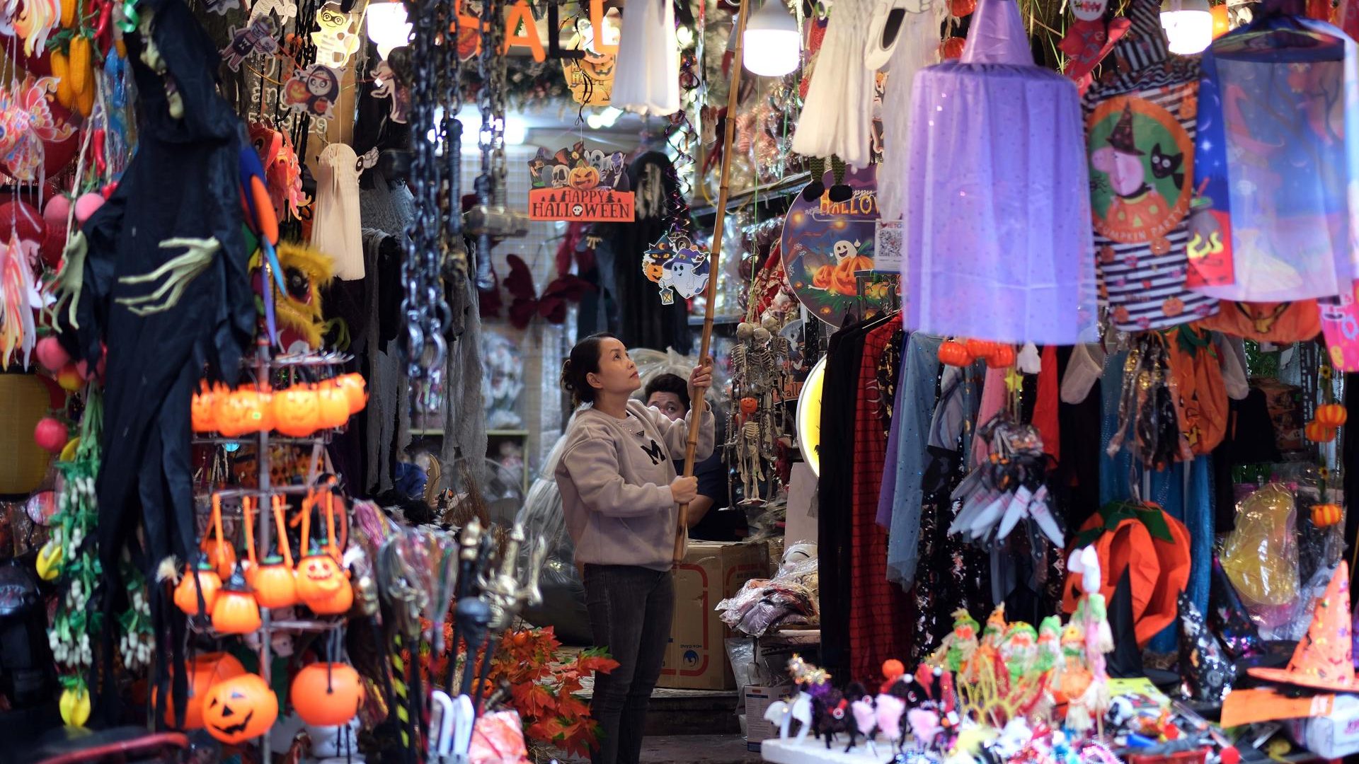 Una mujer vende decoraciones y disfraces de Halloween en una tienda de Hanoi, Vietnam, el 30 de octubre de 2025. Halloween se celebra el 31 de octubre en muchos países y también se ha popularizado en Vietnam. EFE/EPA/LUONG THAI LINH