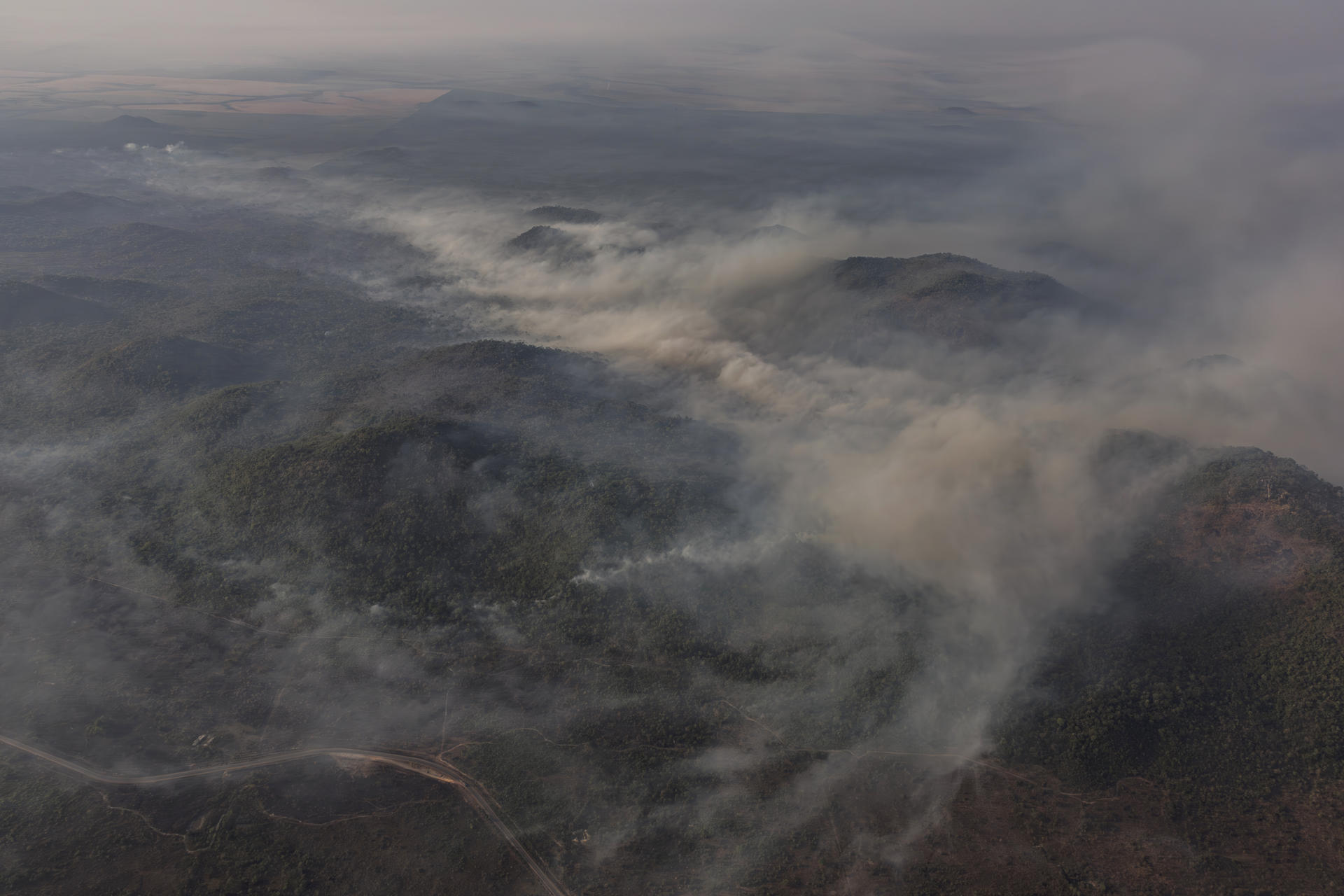 Fotografía aérea del 9 de septiembre de 2025 que muestra un incendio forestal en las cercanías de Santana do Araguaia (Brasil). . EFE/Isaac Fontana