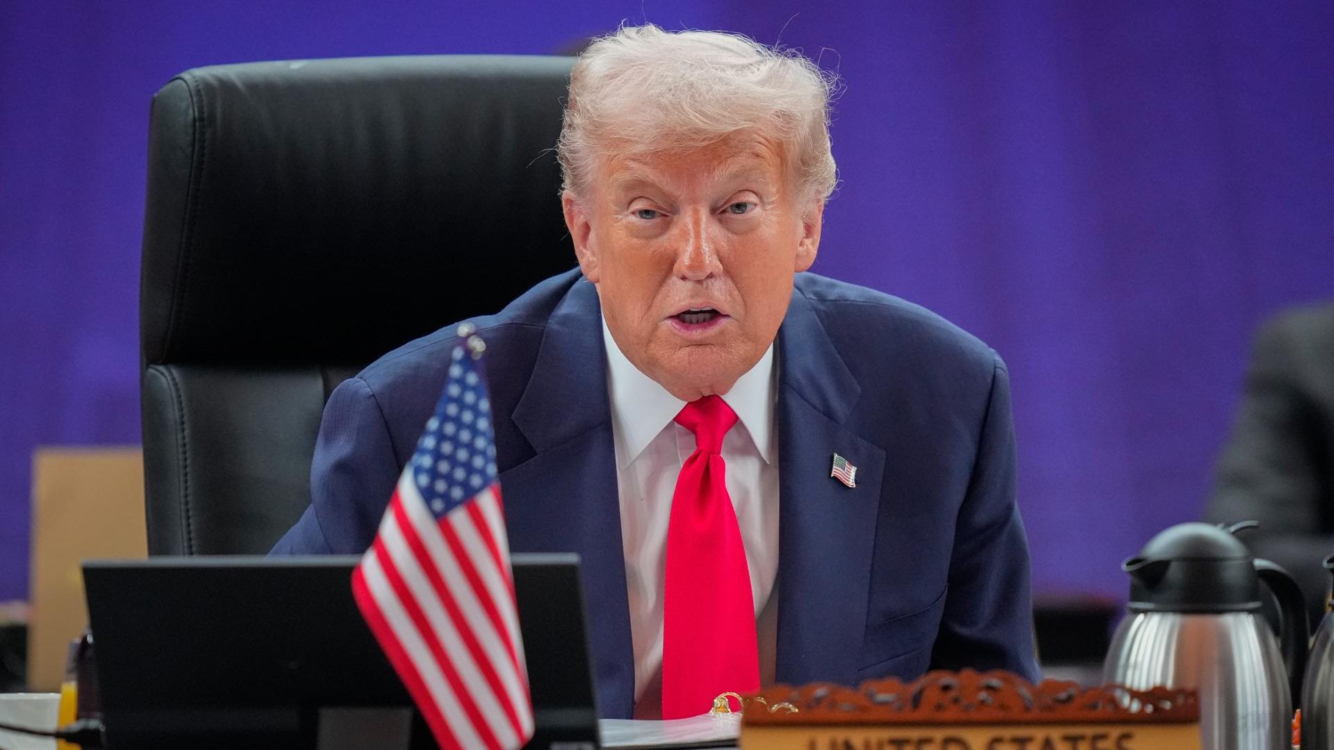 En medio de su visita a Japón: Donald Trump bromeó al decir que "perturba" los mercados con sus políticas