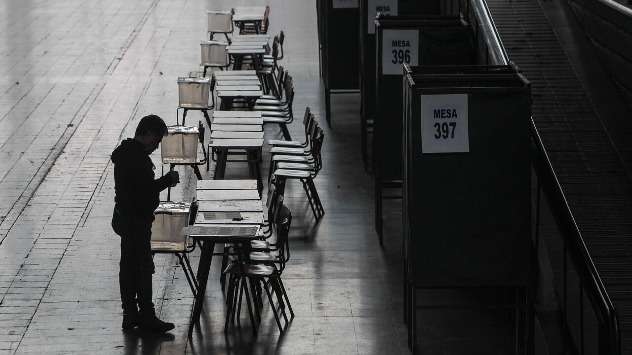 Encuesta CEP: 42% dice que votaría por candidatos a diputados y senadores que sean de derecha