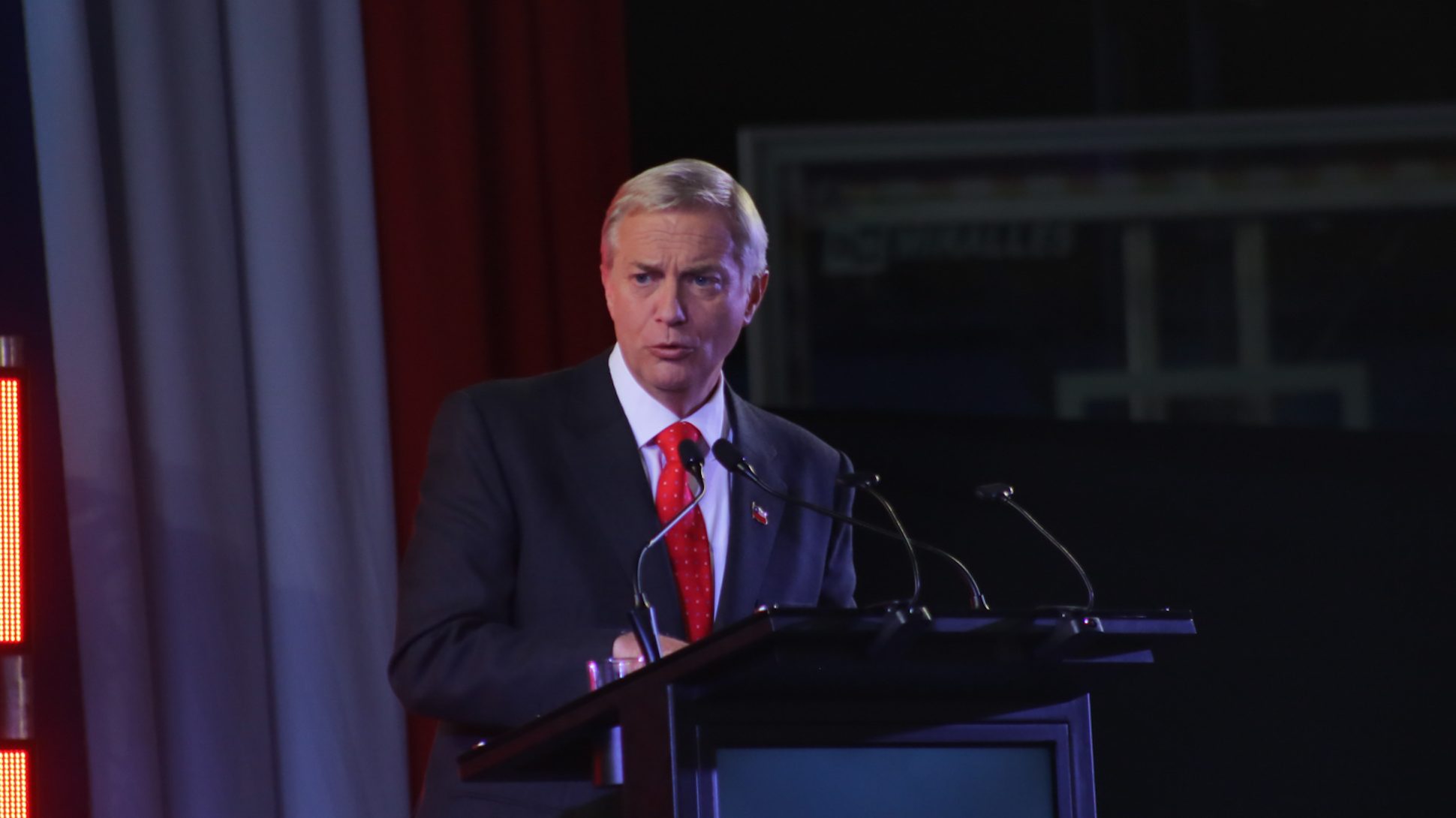 Kast apunta a que migrantes irregulares colaboren “a pagar su pasaje de salida de Chile”