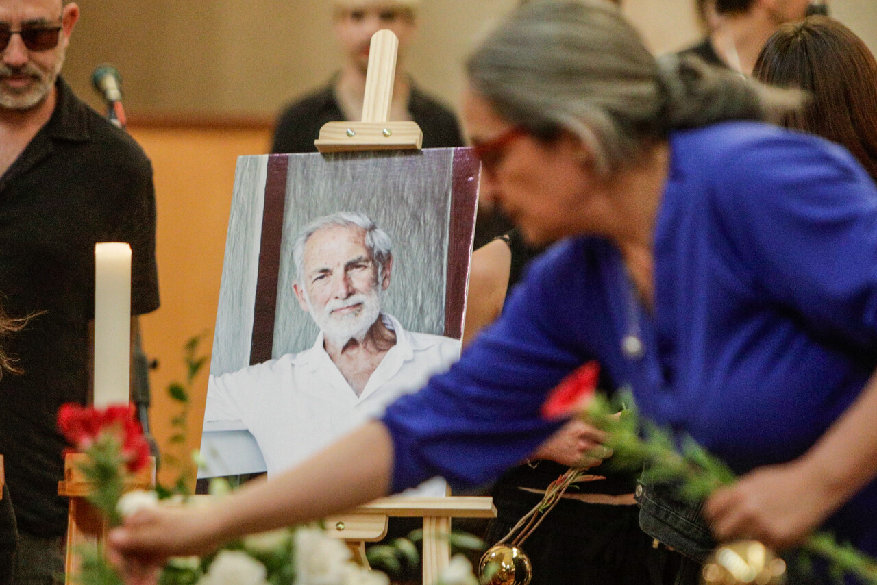 Homenajes, aplausos y mucha emoción: Las postales que ha dejado el velorio de Héctor “Tito” Noguera