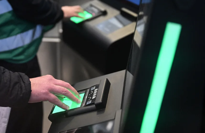 En los quioscos de la frontera se tomarán huellas dactilares y una fotografía del rostro. Justin Tallis/AFP/Getty Images