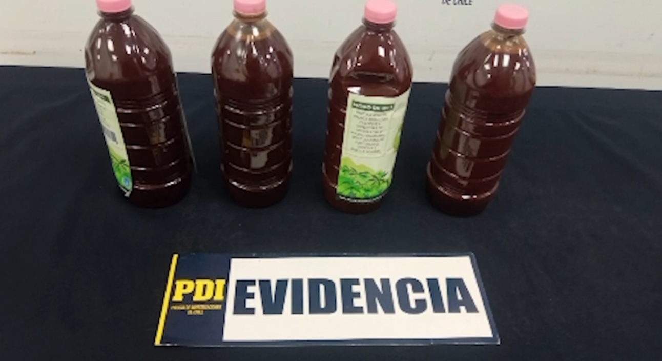 Dos brasileños fueron detenidos tras ser sorprendidos con 5 litros de ayahuasca en el Aeropuerto de Santiago/PDI