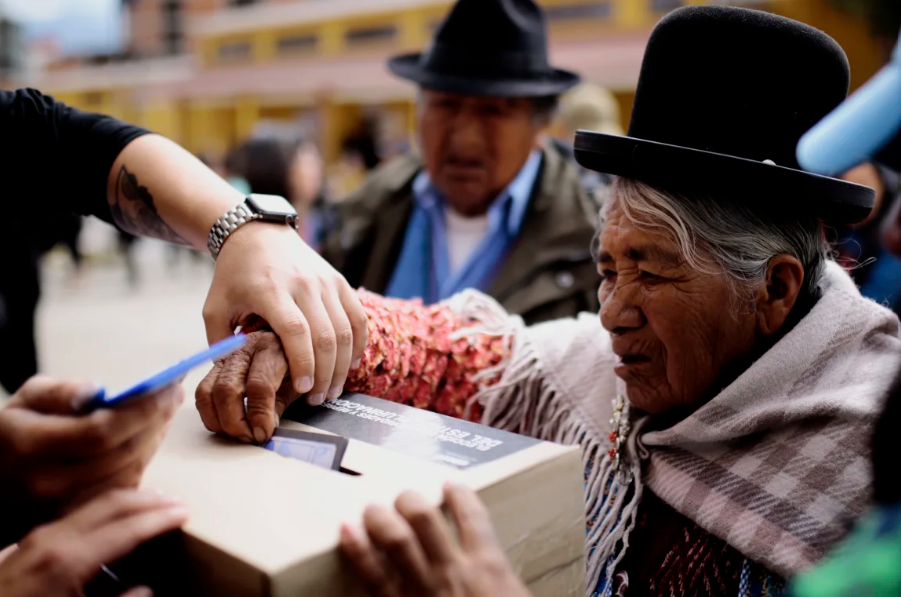 Una mujer vota en La Paz, Bolivia, el 17 de agosto. Gaston Brito Miserocchi/Getty Images South America/Getty Images