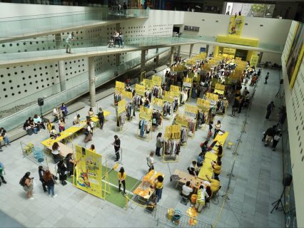 Chile logra récord Guinness con el intercambio de ropa más grande del mundo en el Centro Cultural La Moneda