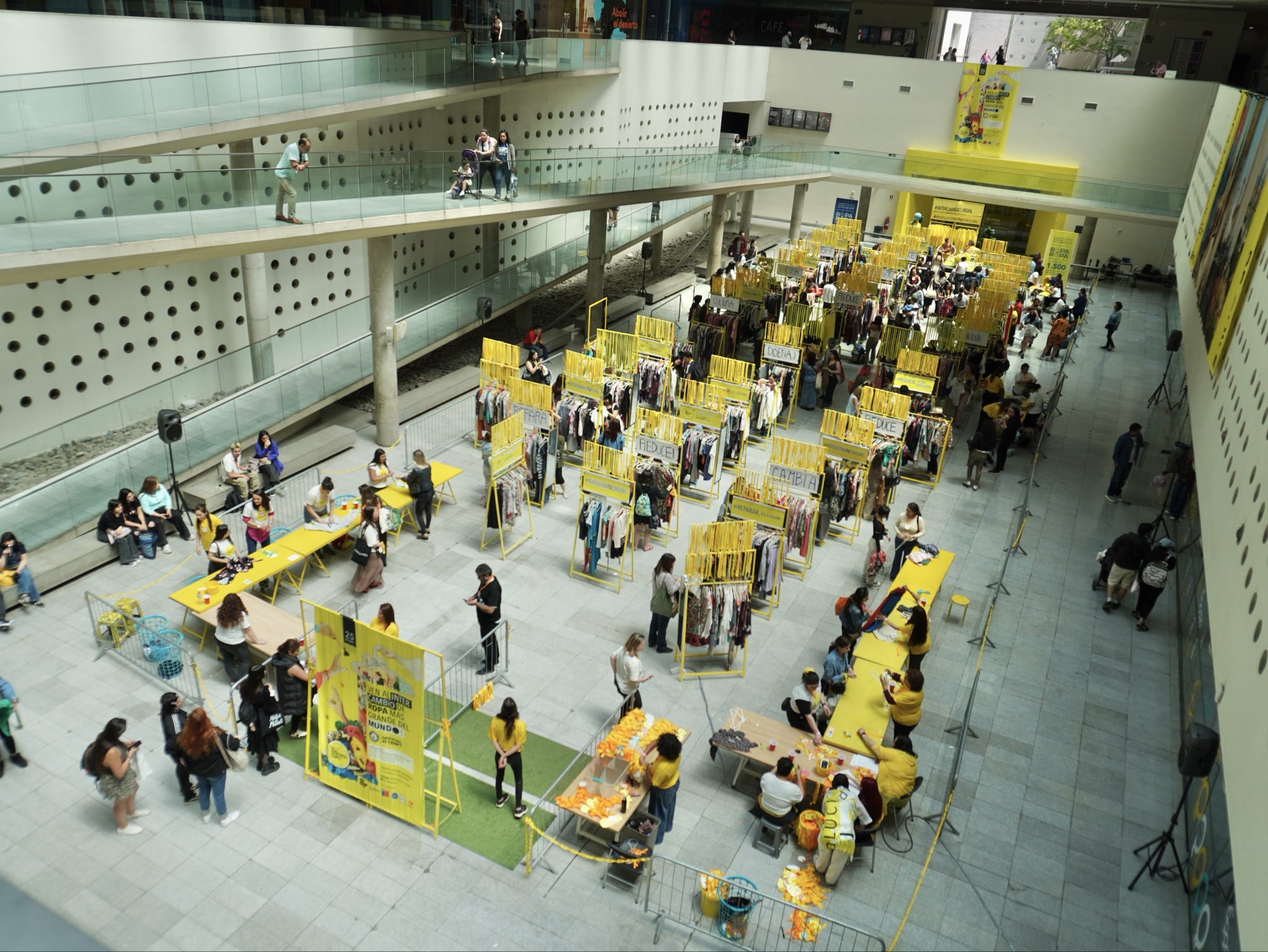 Chile logra récord Guinness con el intercambio de ropa más grande del mundo en el Centro Cultural La Moneda