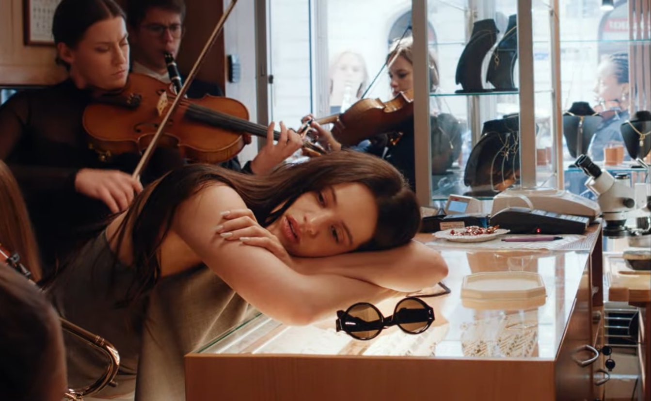 Rosalía estrena “Berghain”: Canta en alemán y demuestra su talento como soprano