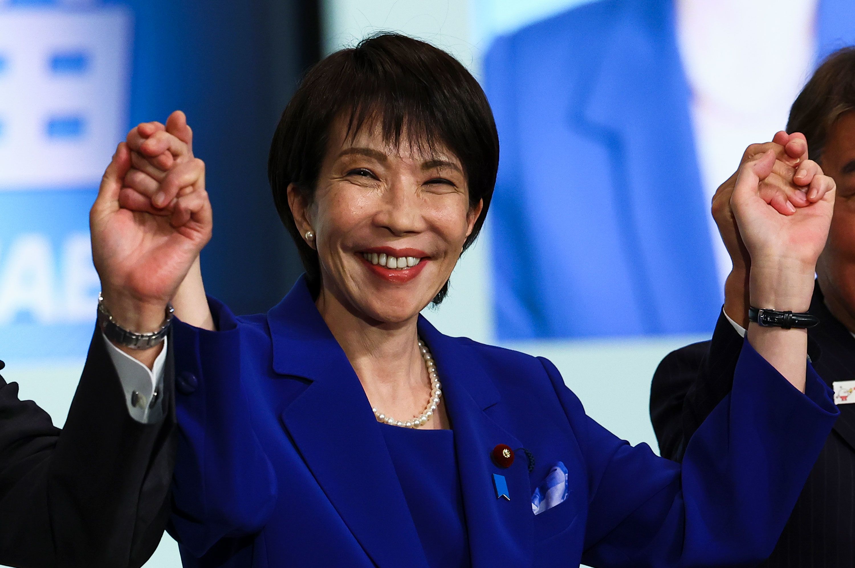 Sanae Takaichi celebra en Tokio después de ganar las elecciones de liderazgo del Partido Liberal Democrático el 4 de octubre/Kim Kyung-Hoon/Pool/Getty Images vía CNN Newsource