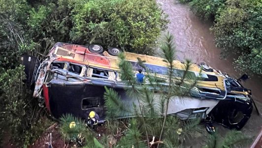 Nueve muertos y casi una treintena de heridos luego de choque y caída de un ómnibus desde un puente en Argentina