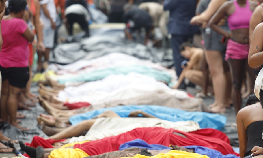 Brasil: Juntan 40 cadáveres en una plaza de Río de Janeiro tras la letal operación policial