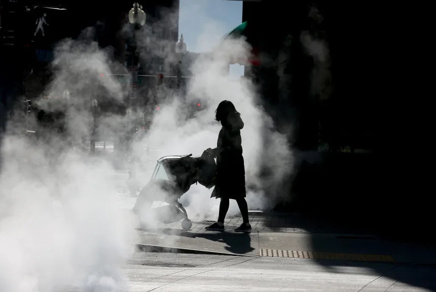 Los funcionarios de la Casa Blanca dicen que los recortes de impuestos y otros esfuerzos ayudarán a "construir una economía que beneficie a todos los estadounidenses, incluidas las mujeres. Brendan Smialowski/AFP/Getty Images)