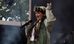 Tras sufrir desmayo en pleno concierto: Lola Young cancela todos sus conciertos “hasta nuevo aviso”