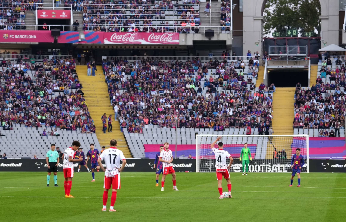 Futbolistas del Girona y el FC Barcelona se quedaron quietos durante 15 segundos al inicio del partido, en protesta por la idea de llevar un duelo de LaLiga a Miami. Alex Caparros/Getty Images