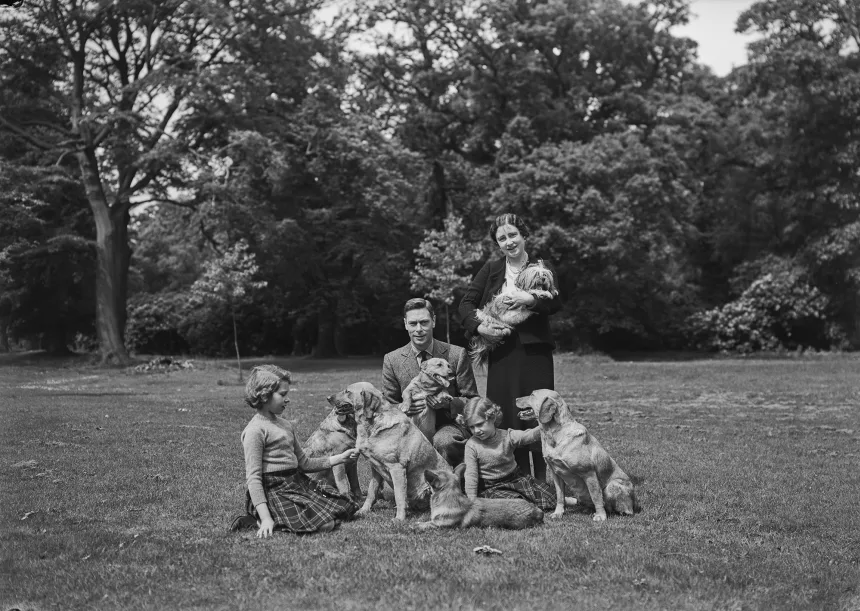 Las princesas Margarita e Isabel posan con sus padres, el duque y la duquesa de York, en la Logia Real de Windsor, en junio de 1936. Lisa Sheridan/Colección Hulton Royals/Getty Images