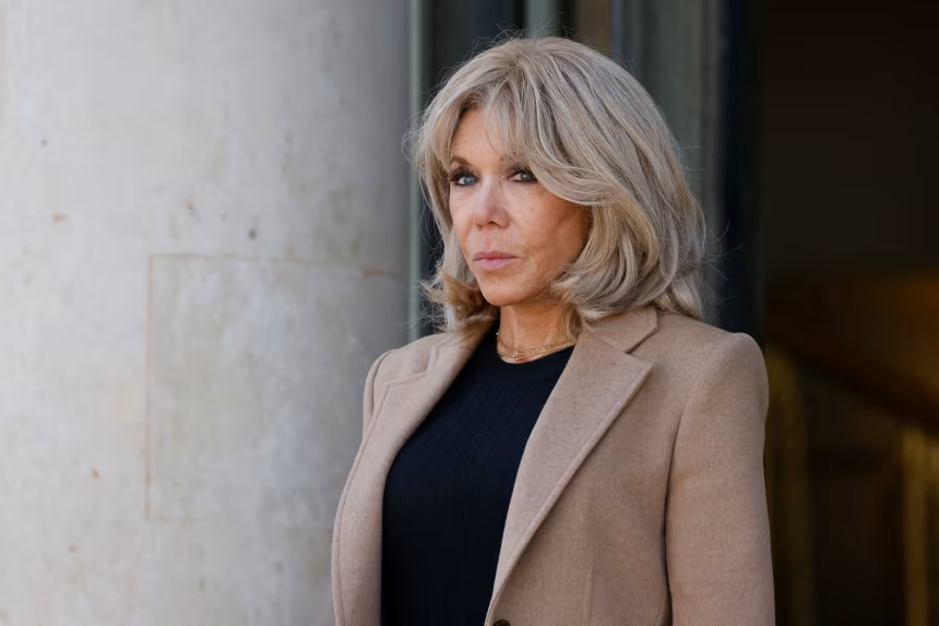 La primera dama francesa, Brigitte Macron, está sufriendo una profunda ansiedad tras rumores sobre su género, según su hija