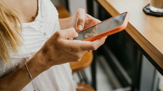 Comienzan compensaciones a cerca de 90 mil clientes por cobros de roaming en viajes a Argentina: ¿Cómo será el pago?