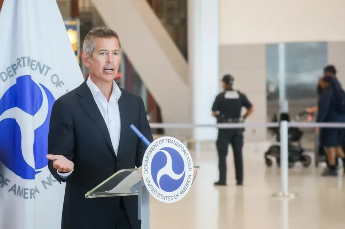 Sean Duffy, secretario de Transporte de Estados Unidos, habla durante una conferencia de prensa en el Aeropuerto Internacional Newark Liberty, en Newark, Nueva Jersey, el lunes. Michael Nagle/Bloomberg/Getty Images