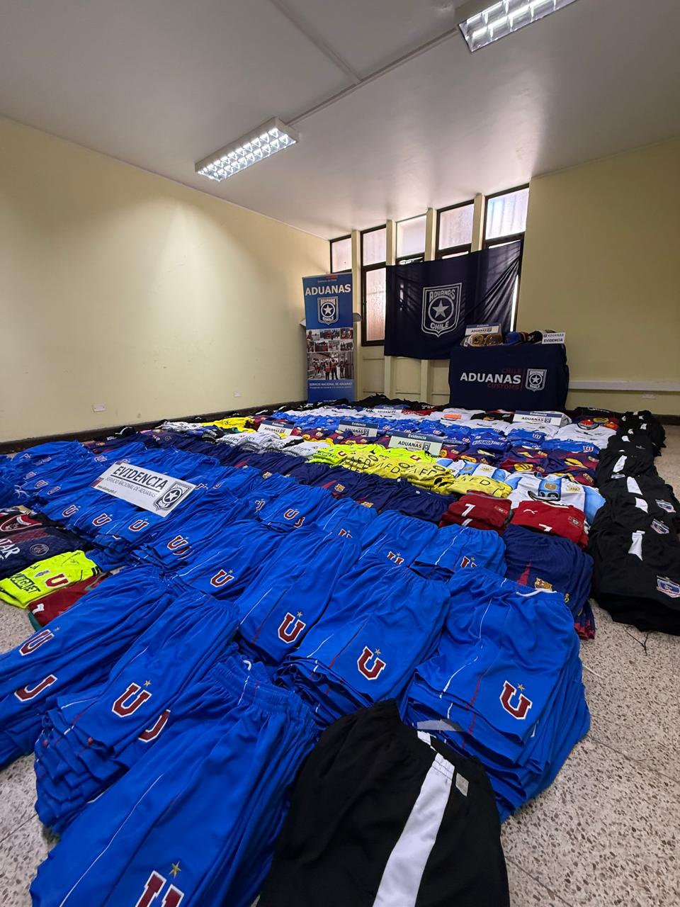 Incautan más de 3 mil camisetas de fútbol falsificadas en Arica: Prendas están avaluadas en casi $90 millones/Aduanas