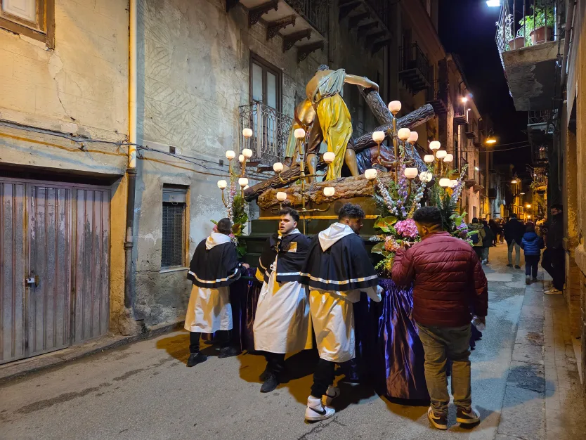 Cada carro es empujado por miembros de su respectivo gremio. Julia Buckley/CNN