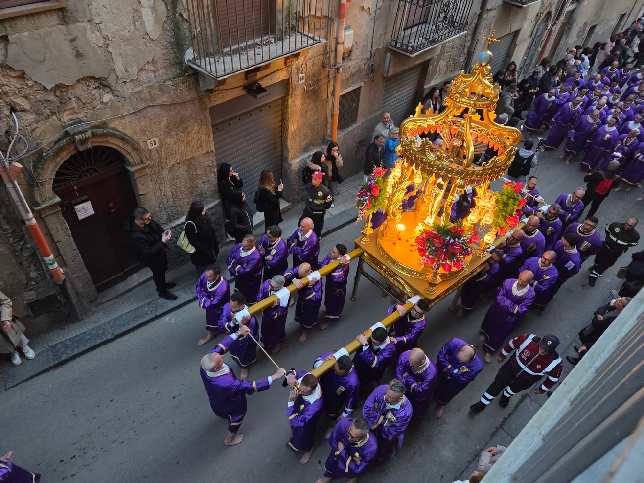El Viernes Santo, el Cristo Nerón es llevado en procesión por las calles, por fieles descalzos. Julia Buckley/CNN