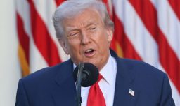 La BBC se disculpa con Trump por documental, pero se rehúsa a pagar millonaria compensación