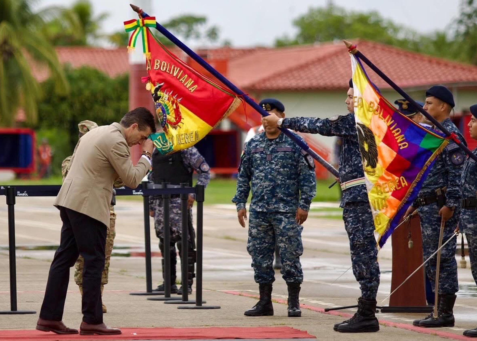 Fotografía cedida este martes, 18 de noviembre, por la presidencia de Bolivia que muestra al mandatario Rodrigo Paz (i), durante un acto de aniversario de la región amazónica de Beni, en Trinidad (Beni, Bolivia). EFE/Presidencia De Bolivia
