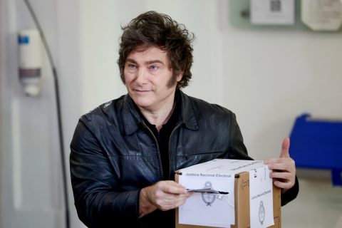 Argentina: Gobierno de Javier Milei autoriza la compra y tenencia de fusiles semiautomáticos a civiles