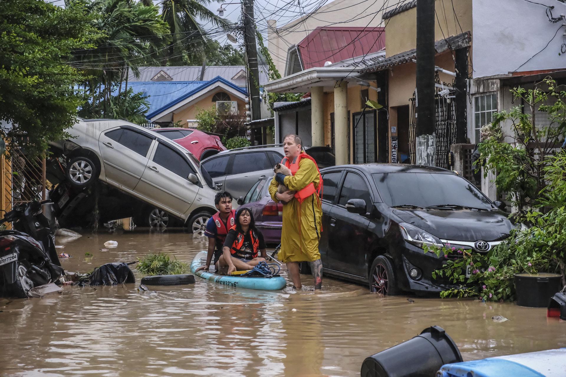 Una pila de coches arrastrados por las inundaciones registradas en la ciudad filipina de Cebú, centro del país, a raíz del paso del tifón Kalmaegi. EFE/EPA/JUANITO ESPINOSA