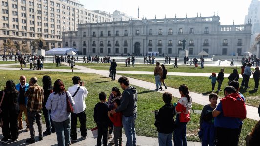 Encuesta Bicentenario UC 2025: Aumenta el conflicto entre derecha e izquierda, la adhesión al voto obligatorio y las tensiones entre chilenos e inmigrantes