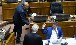 Espinoza anuncia querella por injurias y calumnias contra Manouchehri tras acusación de corrupción en sesión por AC contra Ulloa