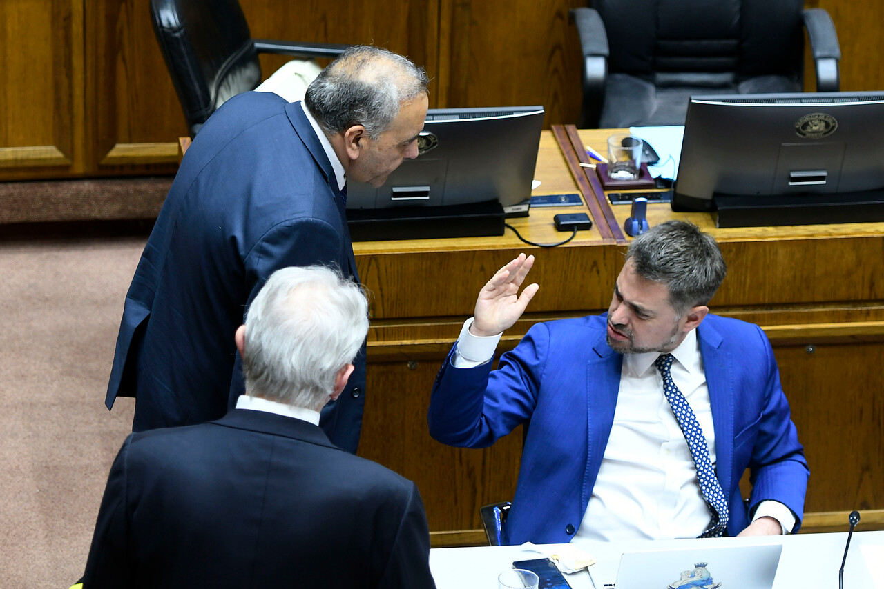 Fidel Espinoza encara a Daniel Manouchehri cuál el diputado lo trata de corrupto durante la acusación constitucional contra del juez Ulloa por contra por notable abandono de deberes, conflictos de interés y entregar información de causas reservadas a Luis Hermosilla/Agencia Uno