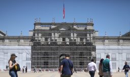Municipalidad de Santiago ordena paralizar restauración de la fachada de La Moneda: No tenían permiso desde el municipio