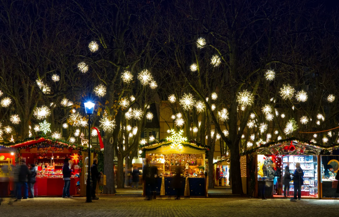 El mercado navideño de Basilea está formado por puestos decorados que venden especias, adornos y velas navideñas. Alamy