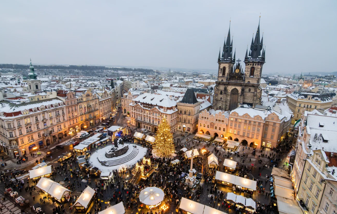 Los mercados navideños de la Plaza de la Ciudad Vieja, que aparece en la imagen, y de la Plaza de Wenceslao son los eventos navideños más destacados de la capital de la República Checa. Tomas Tkacik/SOPA Images/LightRocket/Getty Images