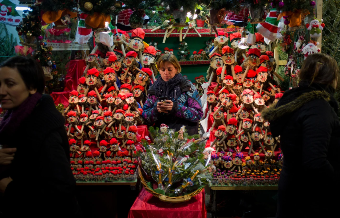 Situada alrededor de la Catedral de Barcelona, ​​la Fira de Santa Llucia existe desde 1786. Jordi Boixareu/Alamy