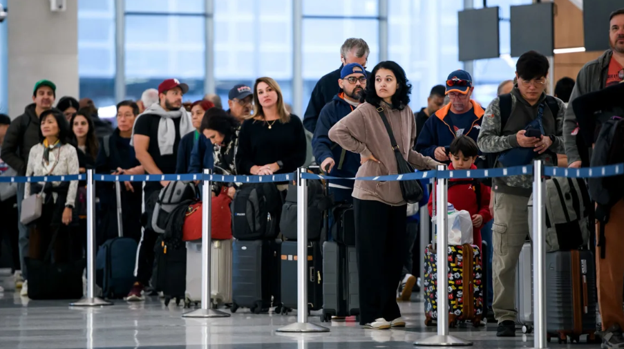 Personas esperando en un aeropuerto de EE.UU. Getty Images