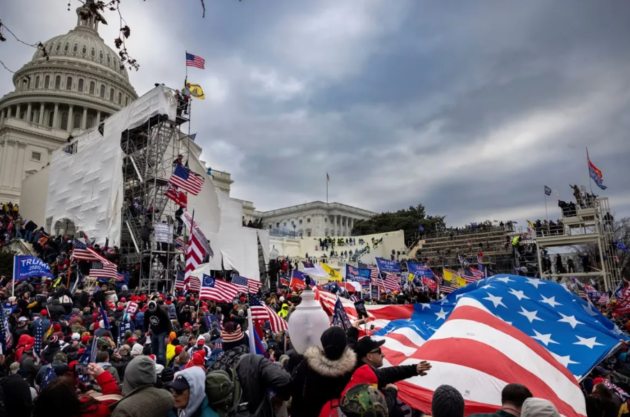 Partidarios de Trump se enfrentan con la policía y a las fuerzas de seguridad mientras personas intentan asaltar el Capitolio de EE.UU., en Washington, el 6 de enero de 2021. Brent Stirton/Getty Images